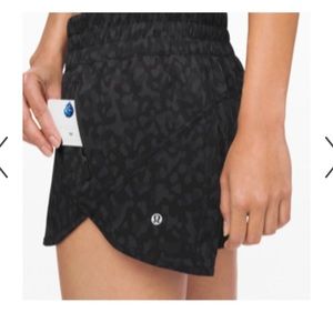 black lululemon hotty got shorts, size 4!! 4”
